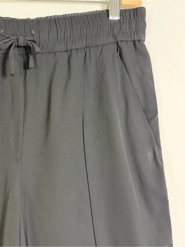 ALC Frank Women Sz 8 Black Bermuda Viscose Short Drawstring Pull On Quiet Lux Golf - Image 4