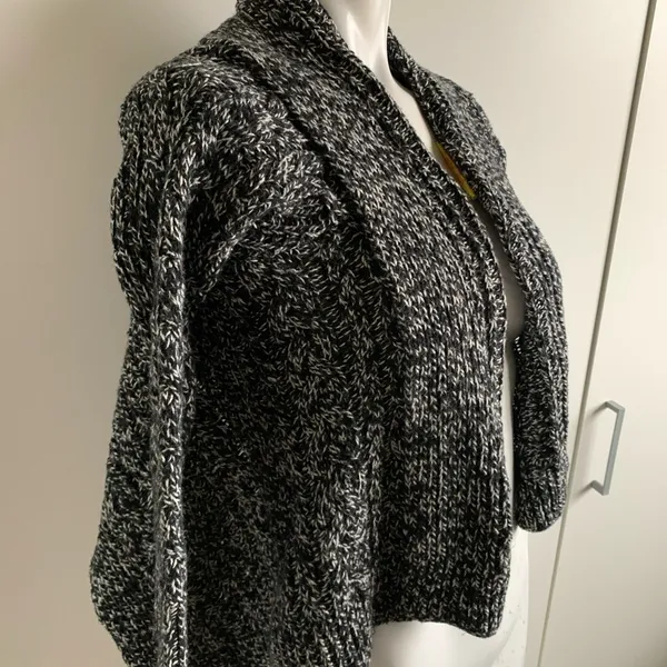 size 6 black/white knit shrug cardigan - Image 2