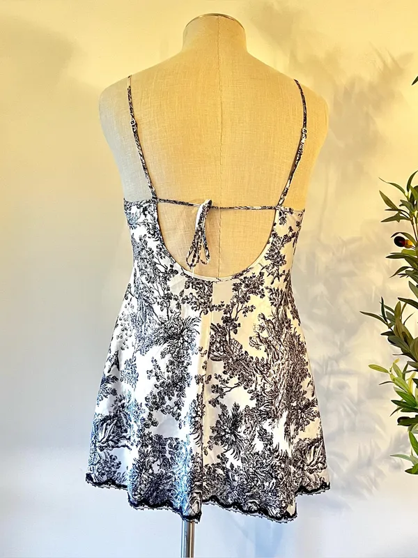 Vintage Y2K Victoria's Secret Black and toile White Floral Lace nightie - Image 2