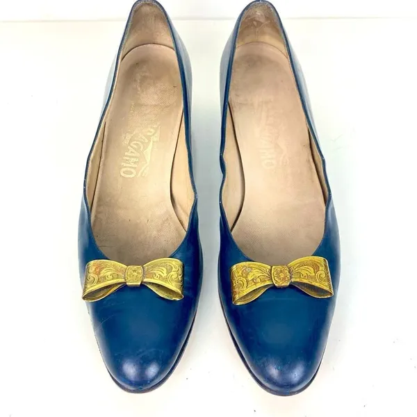 FERRAGAMO Vintage Navy Blue Leather Shoes Heels Brass Bows - Size 8.5 AAAA - Image 4