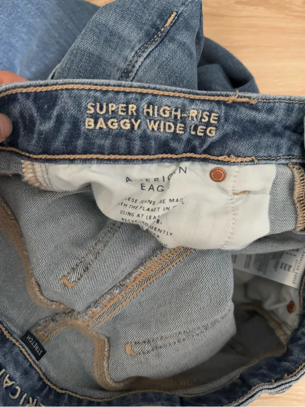 American Eagle 4 Short Super High Rise Baggy Wide Leg Jeans Light Wash Relaxed - Image 3