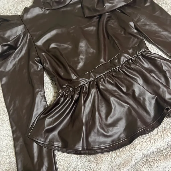 Long sleeve pleather thin material top Size XL Brown - Image 9