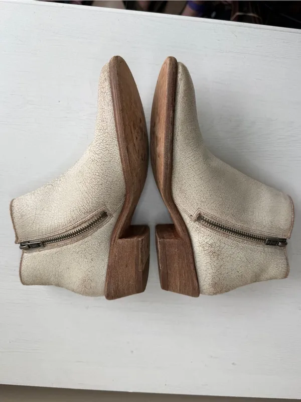 Frye Carson Piping Off-White Leather Crackled Vintage Chelsea Casual Ankle Boots - Image 6