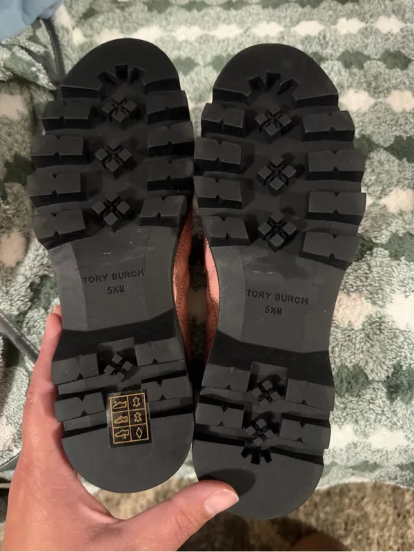 Tory Burch Blush Quilted Patent Leather Loafers with Silver Logo - Image 7
