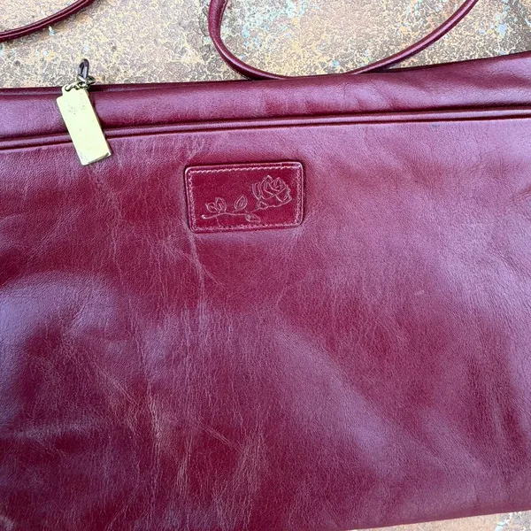 Vtg retro daneili Burgundy leather crossbody bag with gold hardware - Image 3
