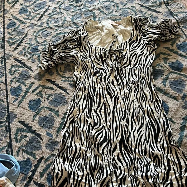 Showpo size 4 dress‎ - Image 2