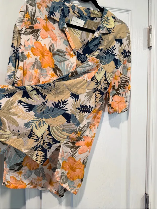American Eagle Size M Tropical Hawaiian Camp Resort Short Sleeve Button Shirt - Image 3