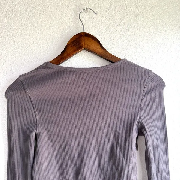 NEW Free People Womens Shirt Top Gray Boulevard Ribbed Lace Hem Size Medium - Image 4