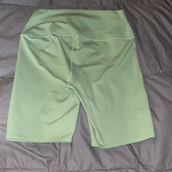 ALO Yoga Green Bike Shorts High-Rise Performance - Image 4