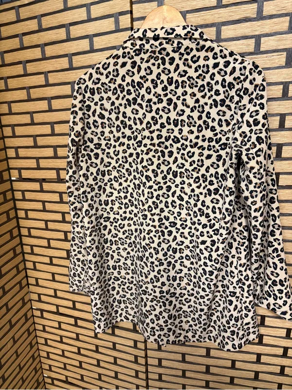 Stradivarius leopard print cardigan/blazer size large - Image 2