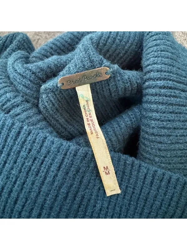 Free People Blue Turtleneck Sweater Size Medium - Image 4