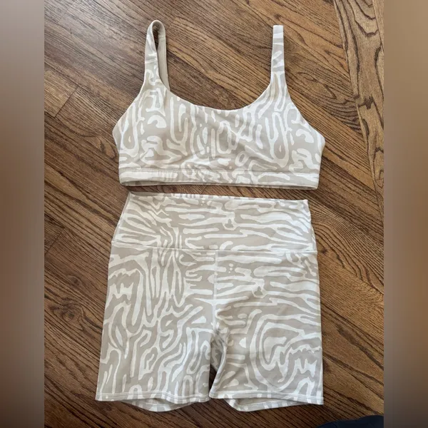Vuori Maze Jacquard Bike Shorts and Bra Set Taupe and Cream Swirl Patterned XL - Image 2