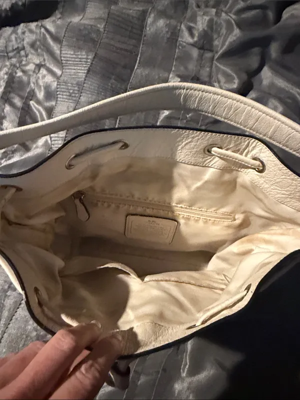 Coach Navy and Off White Drawstring Shoulder Bag - Image 2
