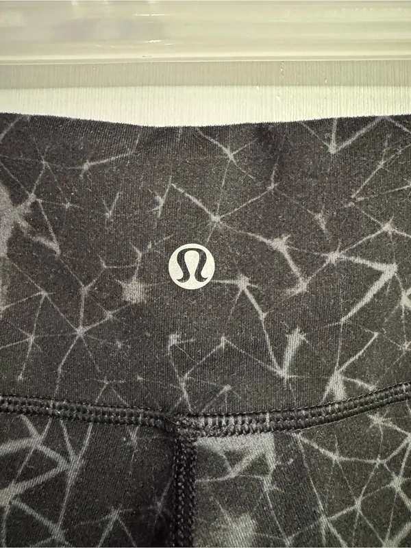 lululemon athletica Black and Gray Galaxy Cropped Leggings Size 4 - Image 4