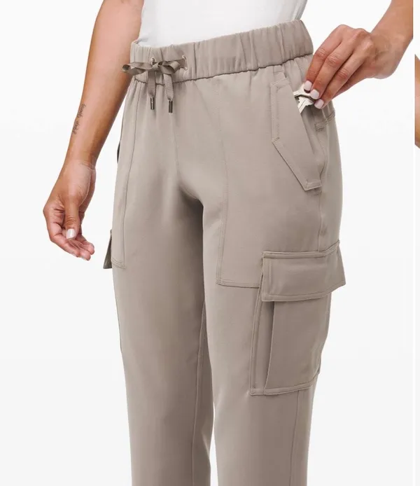 Lululemon Women's Black and Tan Pants 6 - Image 2