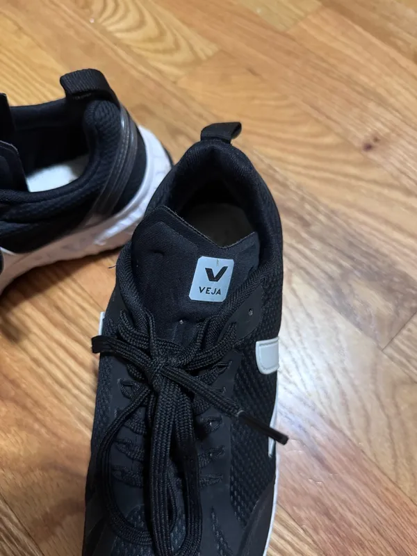 VEJA CONDOR MESH BLACK and WHITE Sneakers size 7 - Image 4