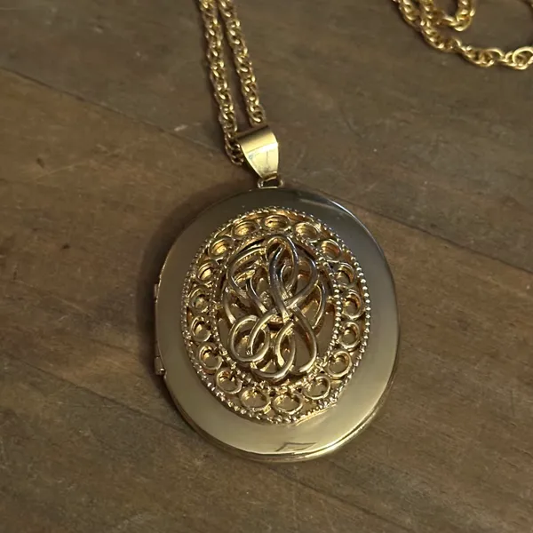 Vintage gold tone oval filigree locket pendant necklace - Image 3