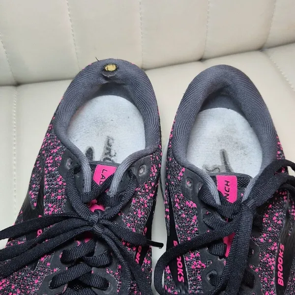 Brooks Women's Black and Pink Trainers - Image 8