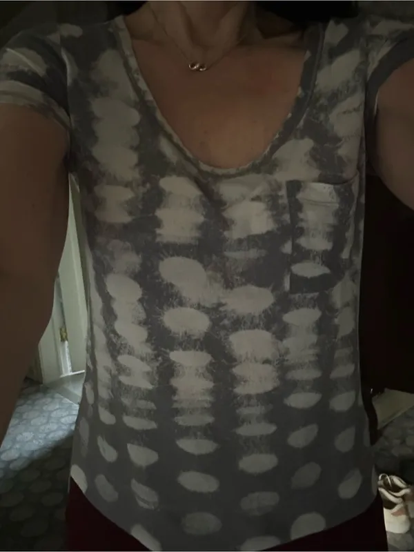 Lululemon size 8 scoop neck Tshirt small pocket cotton grey white - Image 2