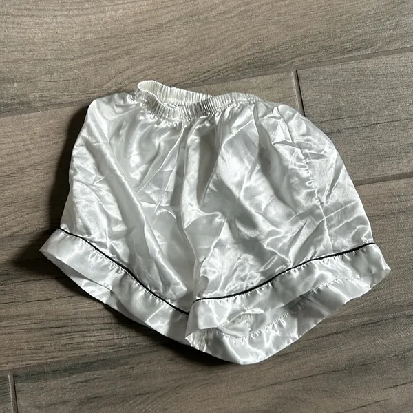 White silky pajama shorts Size XS - Image 3