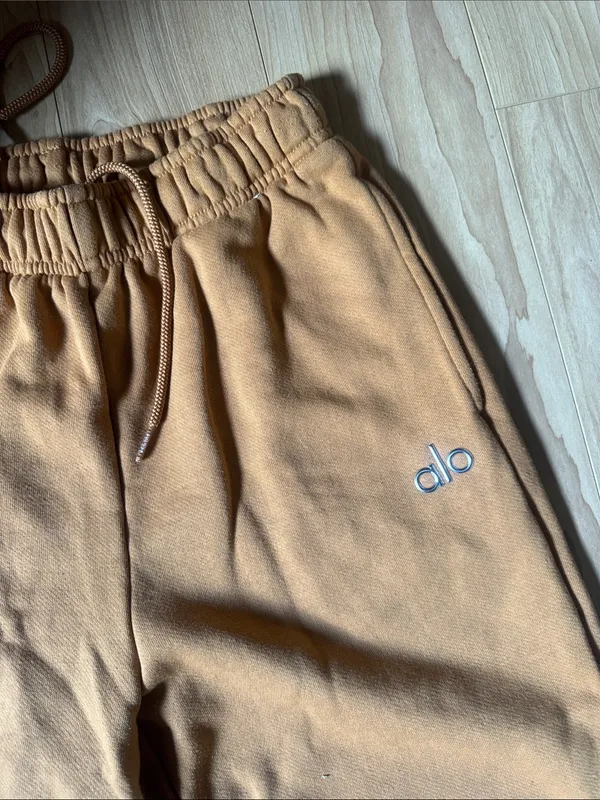ALO Yoga Accolade Sweatpants in Warm Tan - Image 2