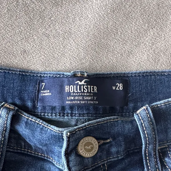Hollister Low Rise Shorts 3” - Image 2