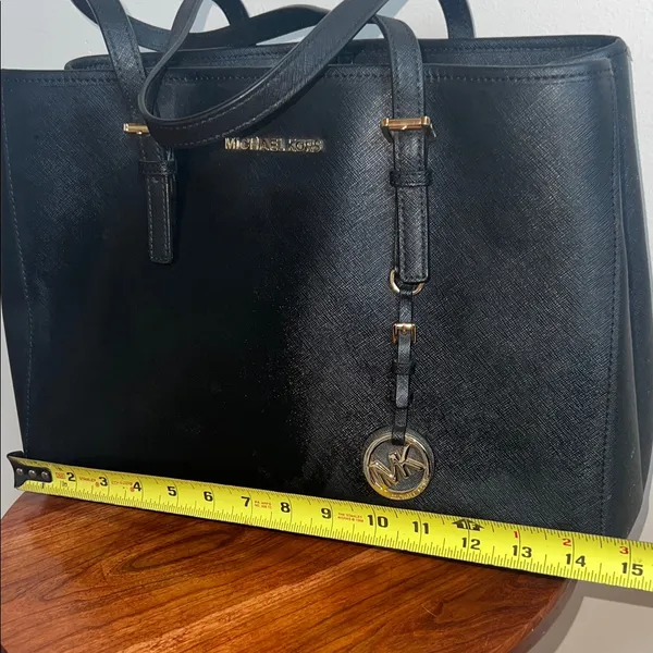 Michael Kors Black shoulder bag with 3 compartments for organization. - Image 9
