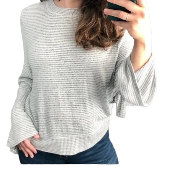 ✨ Abercrombie & Fitch Bow Tie Sleeve Sweater✨ - Image 5