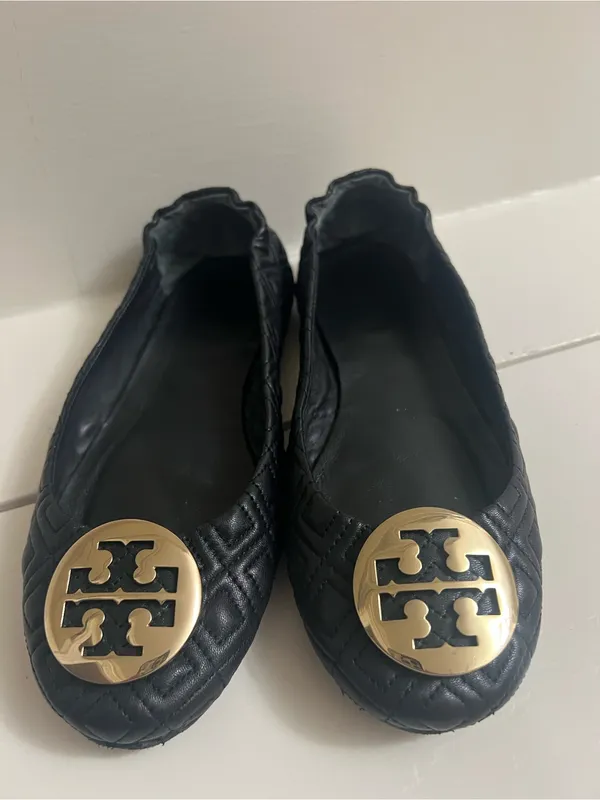 Tory Burch Black Quilted Leather Gold Logo Ballet Flats 8.5 - Image 2