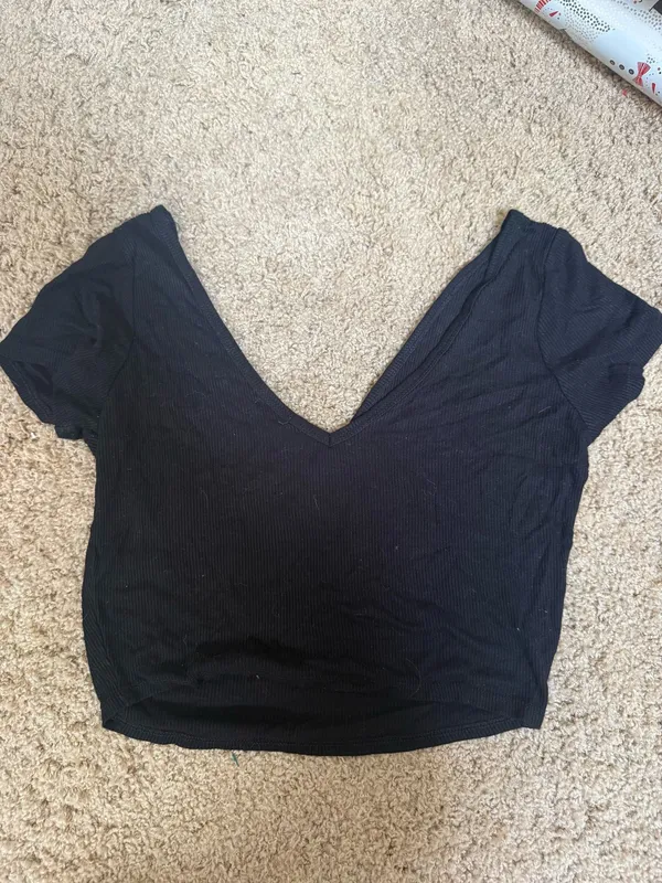 Bozzolo black v neck crop top - Image 3