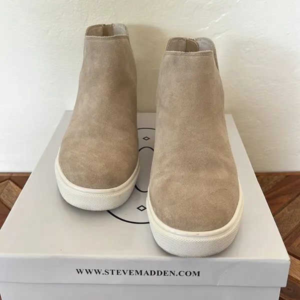 Steve Madden suede ankle boot shoes. Size 7.5 - Image 2
