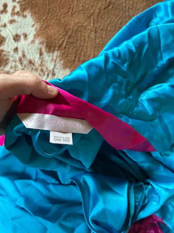 Victorias Secret Y2K robe and Chemise set Size small on the Chemise and one size fits most on the robe! Like new Set is from 2003 - Image 3