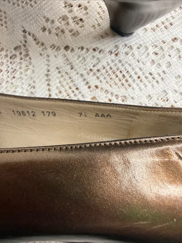 Salvatore Ferragamo bronze metallic cap toe leather gold trim heels sz 7.5 - Image 7