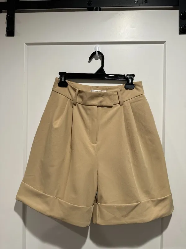 COMMENSE NWT Khaki Pleated Cuffed Bermuda Shorts Size M - Image 2