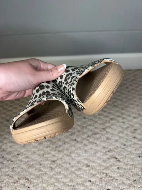 CROCS Women's Sloane Graphic X-Strap Slide Sandal in Leopard Print Size 10 - Image 6