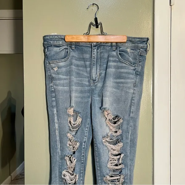 American Eagle Women's Size 16‎ Short Hi-Rise Jegging Light Wash Destroyed High - Image 4