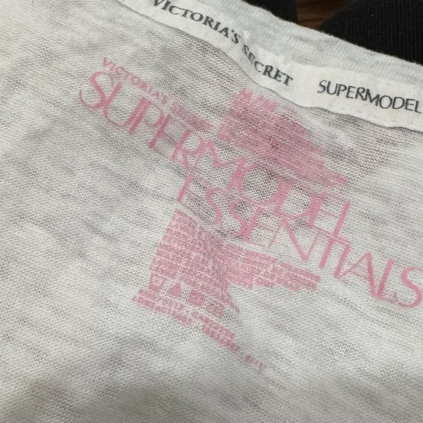Victoria's Secret Victoria's Secret Vintage Supermodel Chicago Skyline White Graphic Tee - Image 10