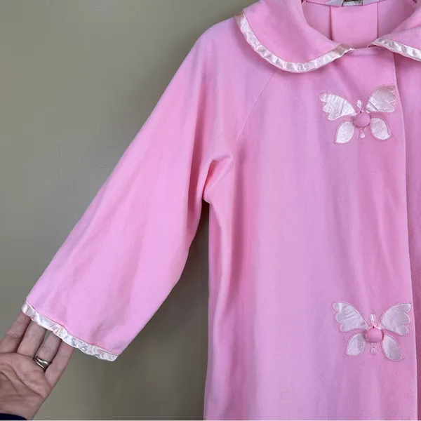 Vintage Komar Pink Butterfly Accent Robe Small Satin Trim Peter Pan Collar 1960s - Image 3