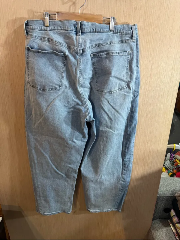 Women’s Old Navy High Rise Light Wash Barrel Leg Jeans Size 16 - Image 3