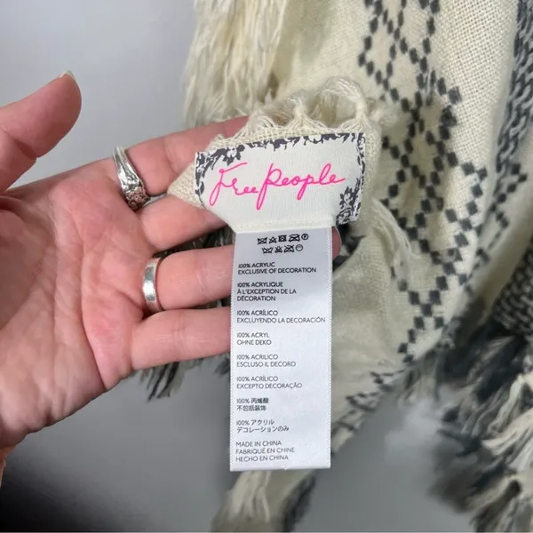 Free People Cream & Gray Nordic Print Fringe Trim Bohemian Poncho Wrap OS Boho - Image 2