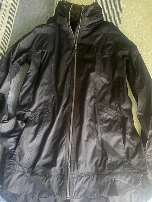 Lululemon fully waterproof rain jacket sz 4 with hidden hood - Image 2