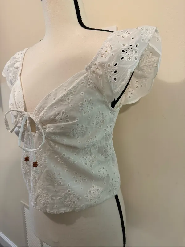 URBAN Romantics White Eyelet Tie-Front crop top size medium - Image 5