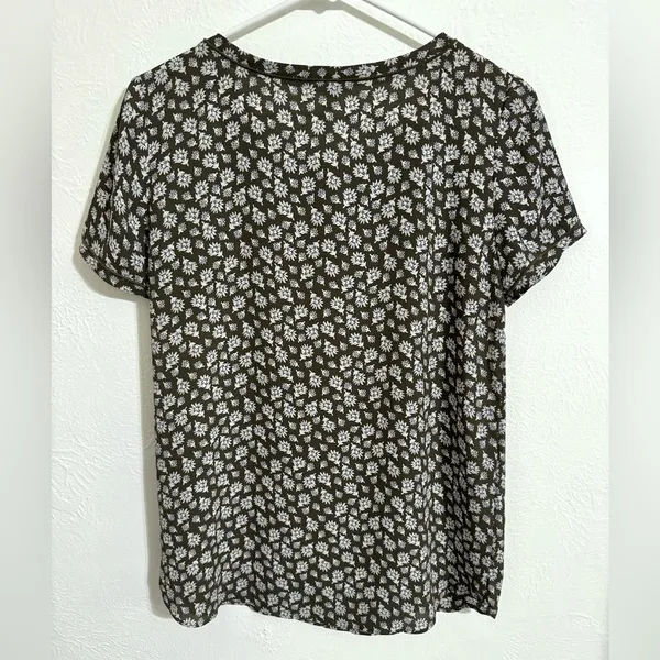 Ann Taylor olive floral drapey short sleeve shirt, size XS - Image 3