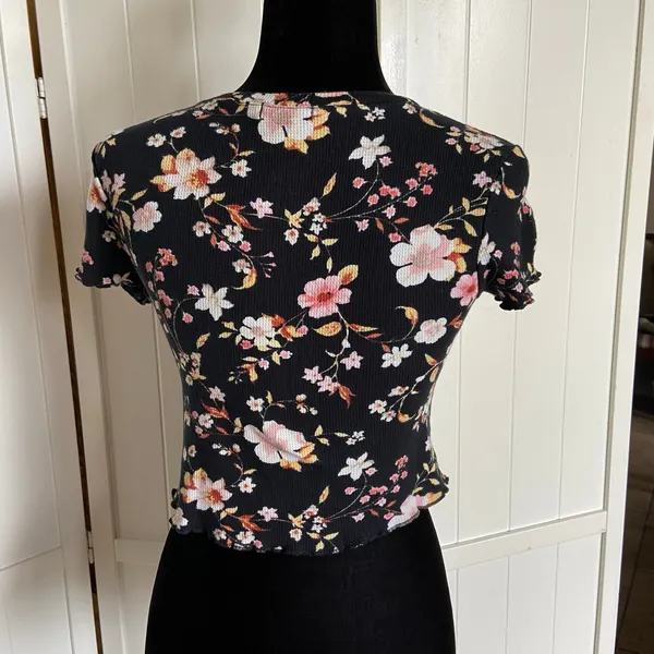 Riley & James Womens Top Size Medium Black Floral Print‎ Textured Crop - Image 2