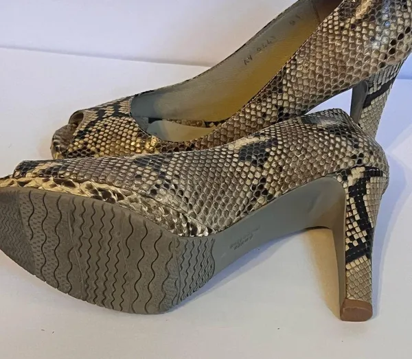 Gently used André Valentino snakeskin peep toe pumps. Size 9. - Image 5