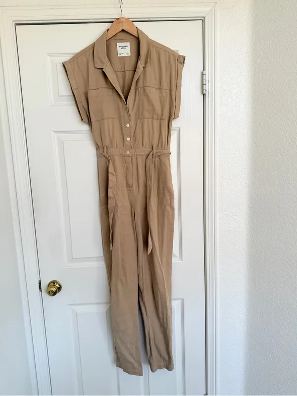 Abercrombie & Fitch Tan Soft Button Front Utility Jumpsuit Sz S Like New - Image 2