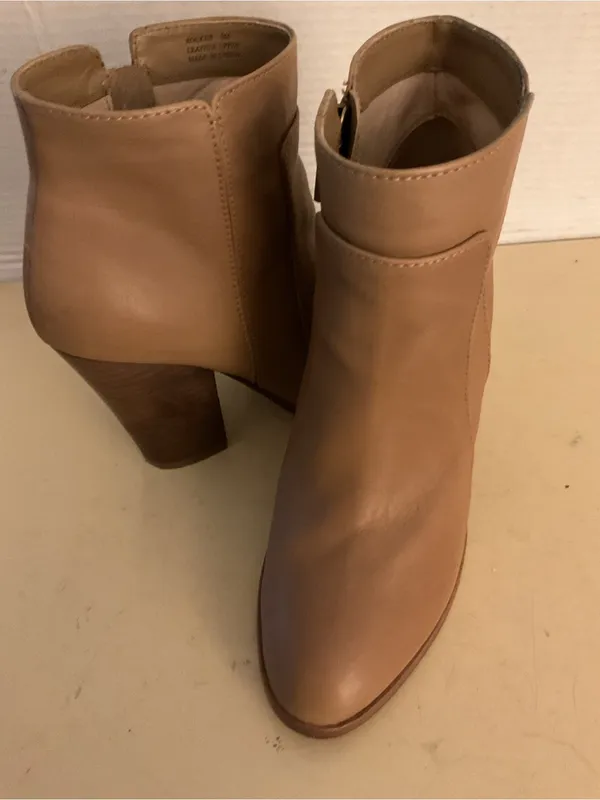 Pour La Victoire women beige Leather Chelsea heel Rocker boots US 6 - Image 5