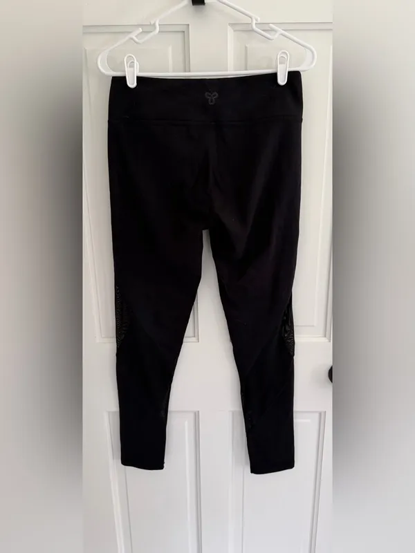 TNA Aritzia Black Mesh Panel Cropped Leggings‎ Size Large - Image 3