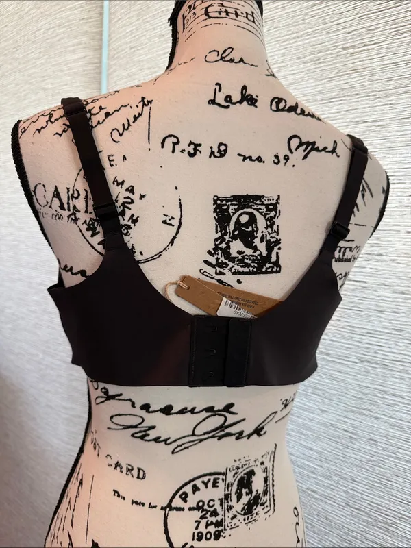 SKIMS Ultimate Push Up Plunge Bra Black Bra in Onyx - Image 3