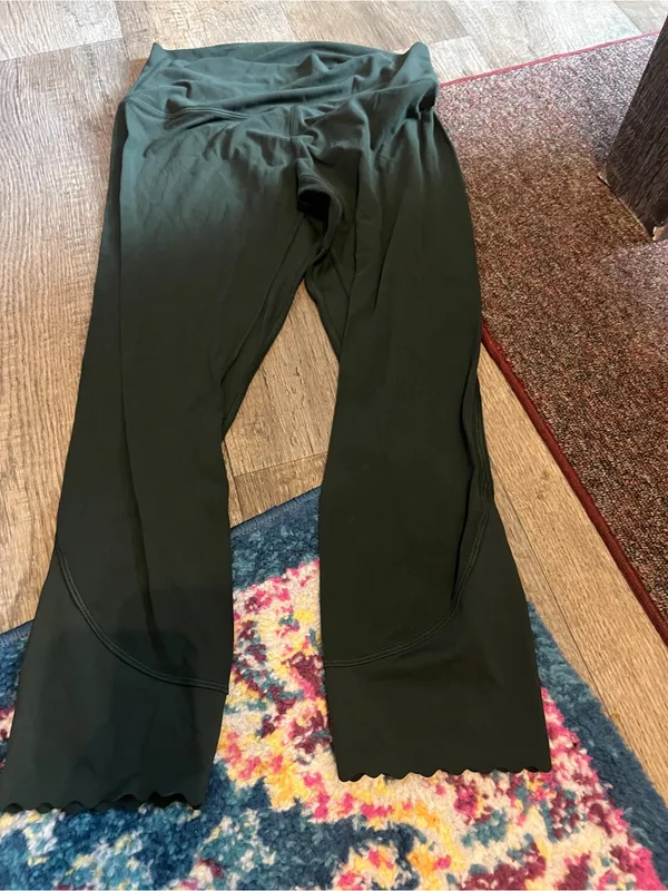 Lululemon Women’s Dark Green scalloped leggings - Image 2